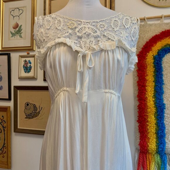S/M| 1930s Pearly White Liquid Satin and Lace Antique Slip Dress - Picture 3 of 10